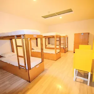 Bauhouse Backpacker Hostal